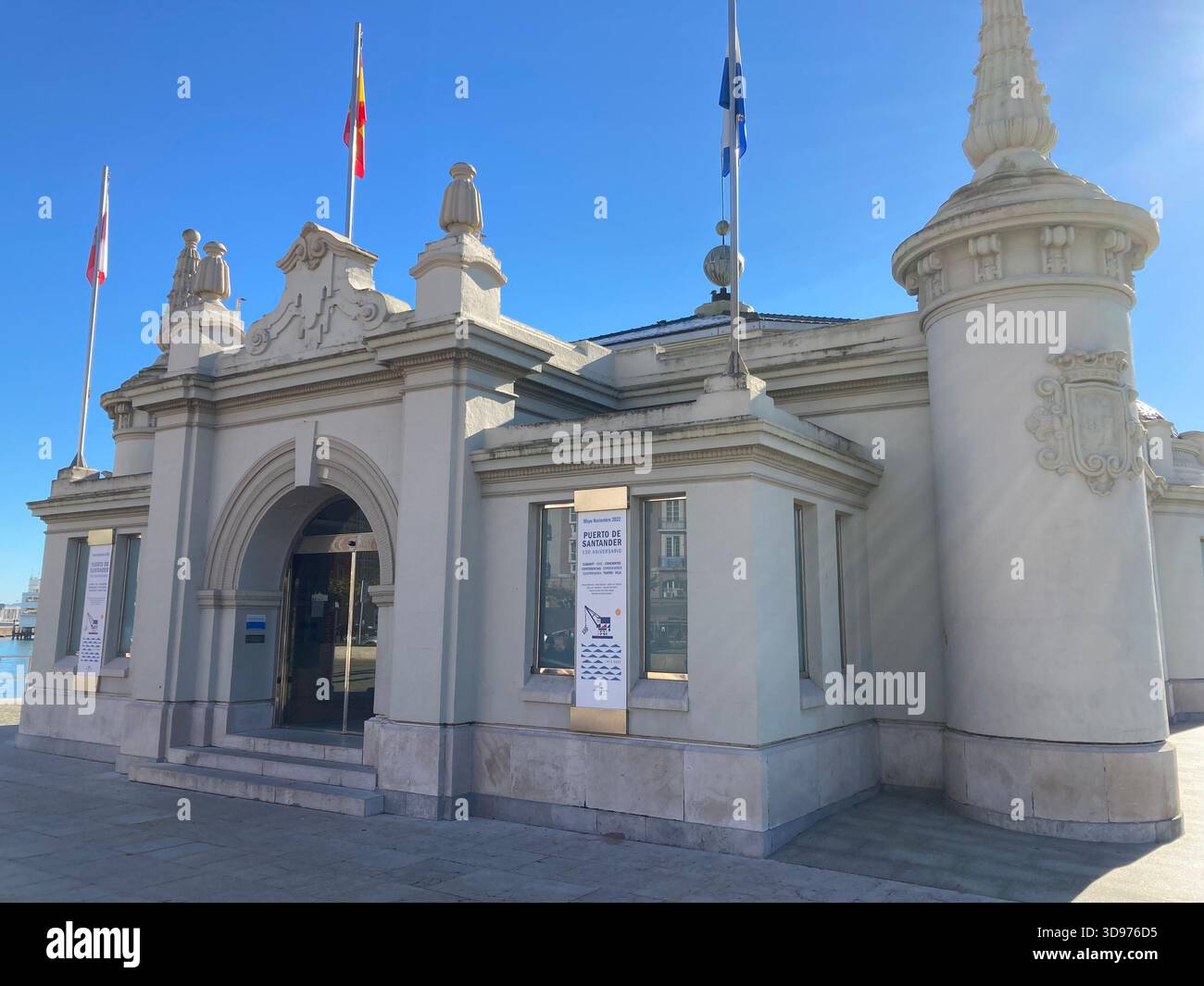 Vue sur la rue à Santander, Espagne, capture les bâtiments le long de la promenade du front de mer et les façades historiques. Banque D'Images