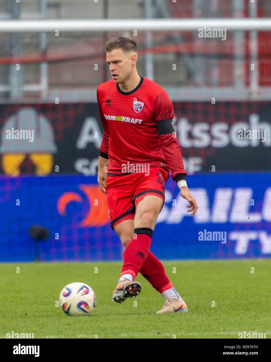 Ingolstadt, Allemagne 29 novembre 2025 : 3. Ligue - 2025/2026 - FC Ingolstadt 04 vs. TSG 1899 Hoffenheim II dans l'image : Simon Lorenz (FCI) /// la réglementation DFB interdit toute utilisation de photographies comme séquences d'images et/ou quasi-vidéo /// Banque D'Images