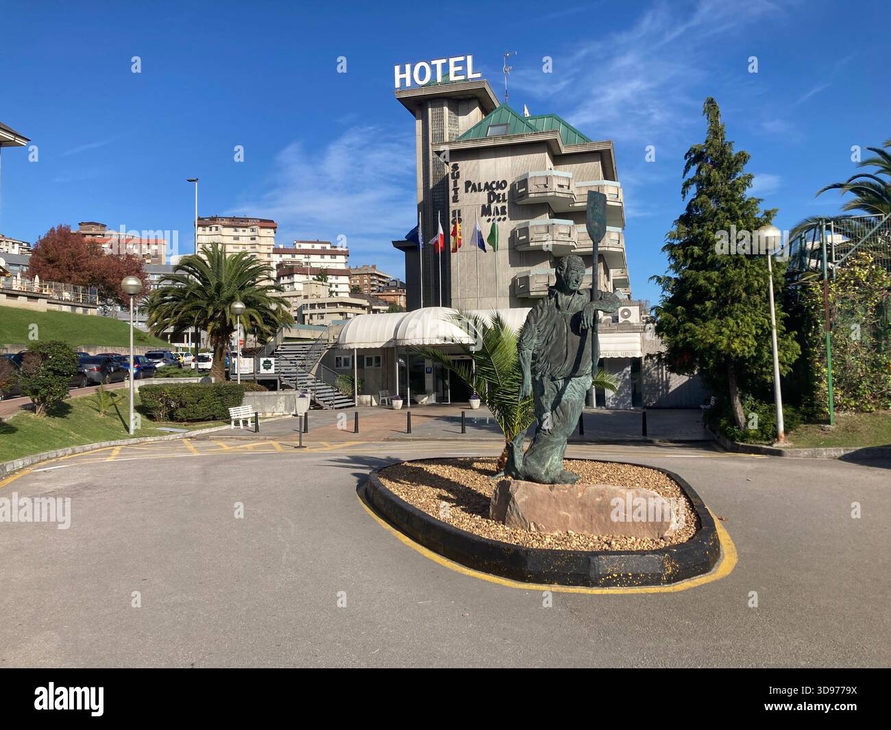 Vue sur la rue à Santander, Espagne, capture les bâtiments le long de la promenade du front de mer et les façades historiques. Banque D'Images