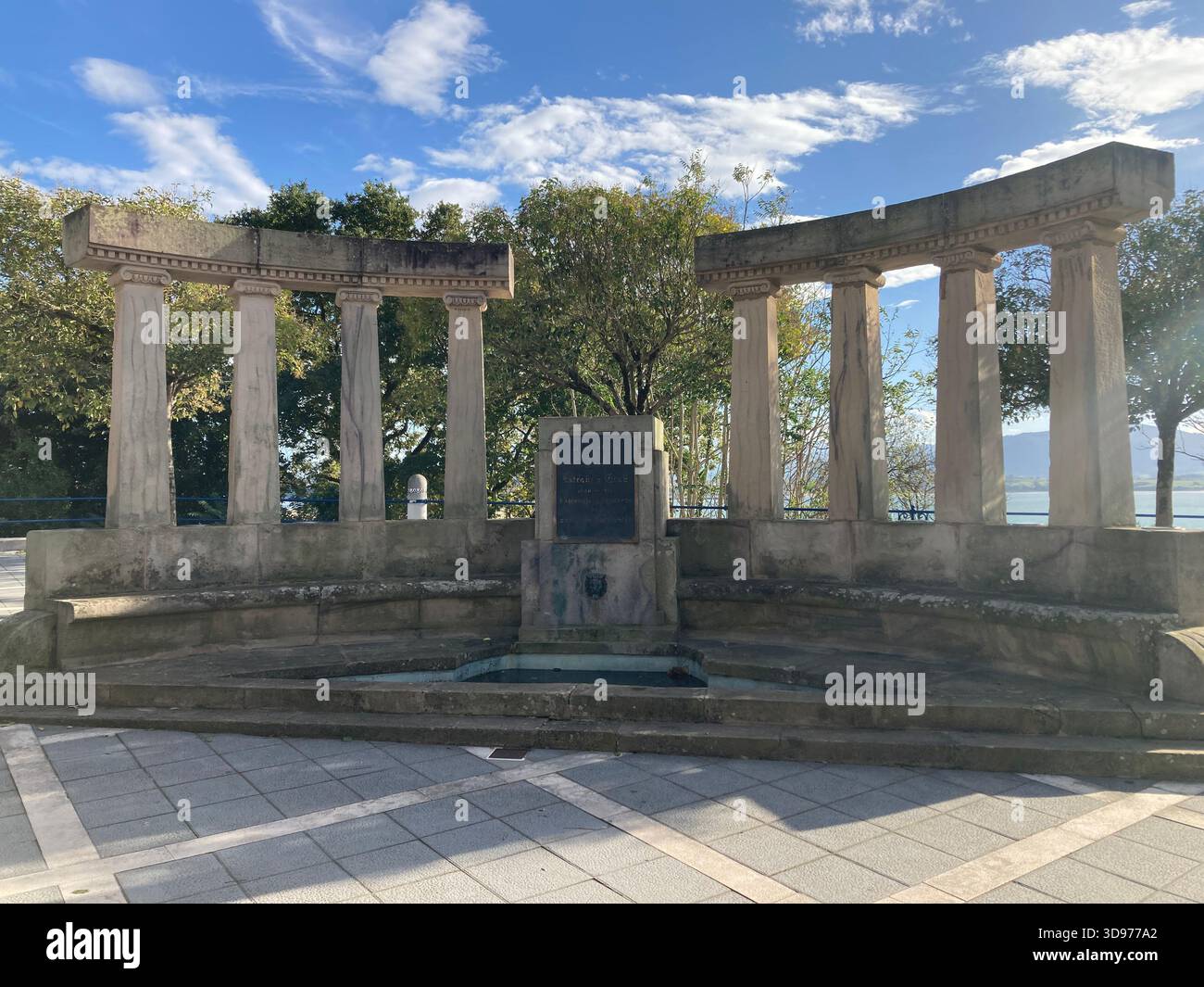 Vue sur la rue à Santander, Espagne, capture les bâtiments le long de la promenade du front de mer et les façades historiques. Banque D'Images