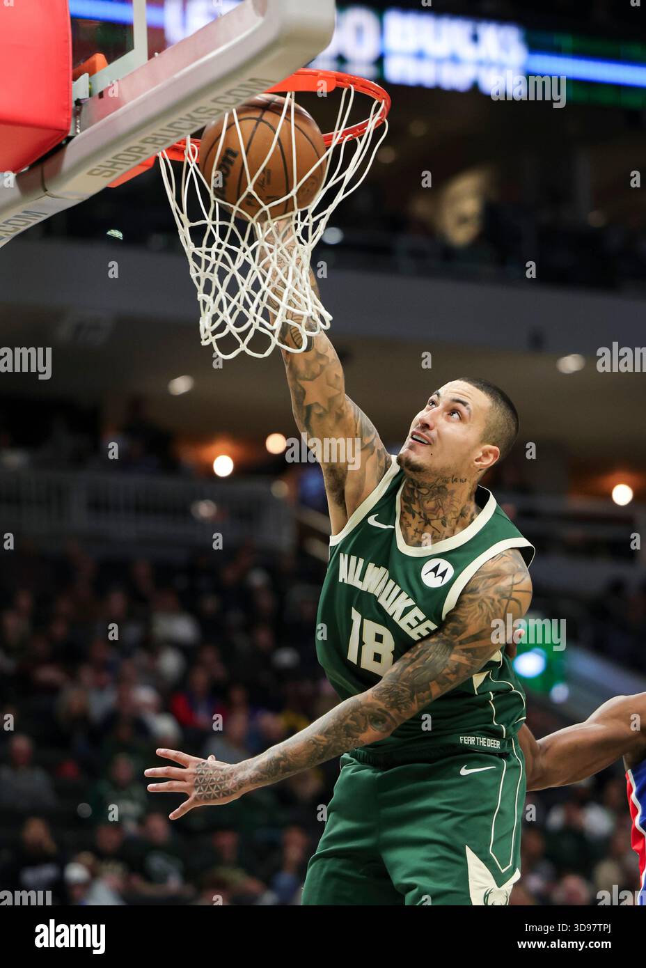 Milwaukee, États-Unis. 3 décembre 2025. Kyle Kuzma des Milwaukee Bucks dunk lors du match de saison régulière NBA 2025-2026 entre les Milwaukee Bucks et les Detroit pistons à Milwaukee, aux États-Unis, le 3 décembre 2025. Crédit : Joel Lerner/Xinhua/Alamy Live News Banque D'Images