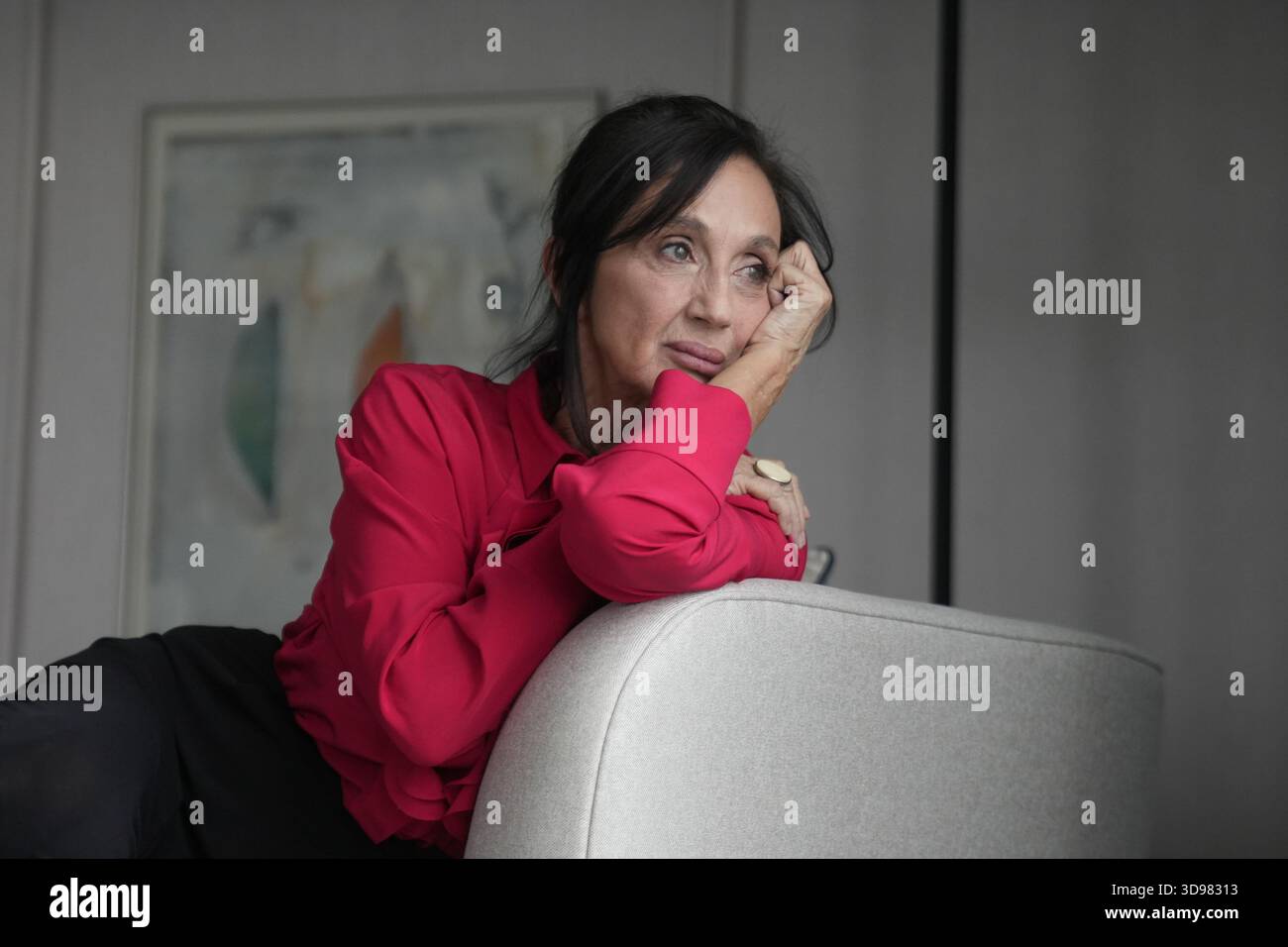 Actress, director and screenwriter Sílvia Munt, awarded with the Gaudí of Honor 2026, poses for Europa Press, December 4, 2025, in Barcelona, Catalonia (Spain). The award highlights an outstanding artistic career, built during more than forty years of dedication to film, theater, television and dance, as well as a significant and lasting contribution to the national film culture. 04 DECEMBER 2025 David Zorrakino / Europa Press 12/04/2025 (Europa Press via AP) Banque D'Images