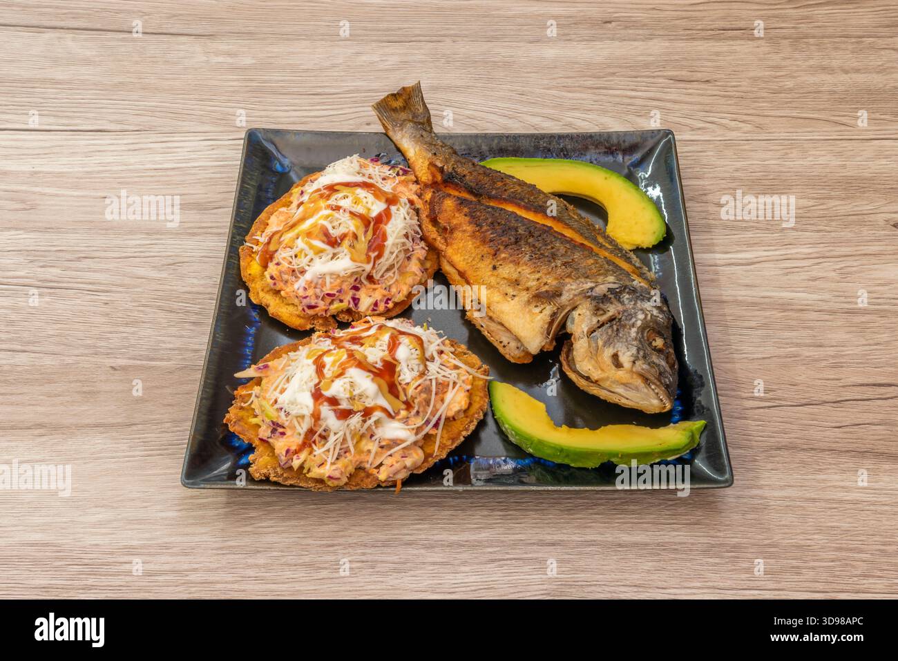 Poisson bouilli entier, style vénézuélien de plage, avec plantain, yucca, igname, et des poivrons doux dans un bouillon aromatique Banque D'Images