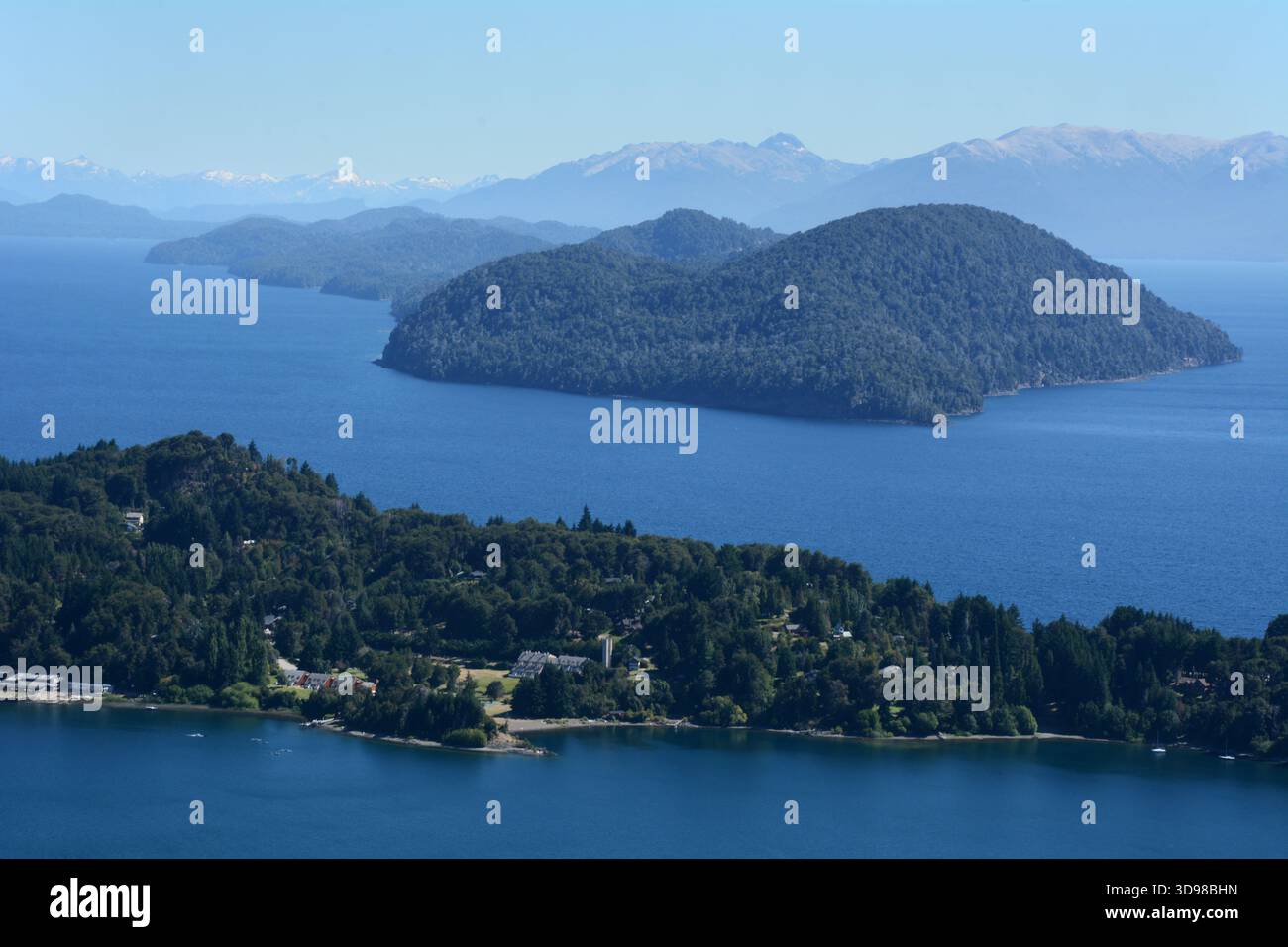 Villa Campanario et l'extrémité sud de l'île Victoria (arrière-plan) dans le lac Nahuel Huapi, près de San Carlos de Bariloche, Patagonie, Argentine. Banque D'Images