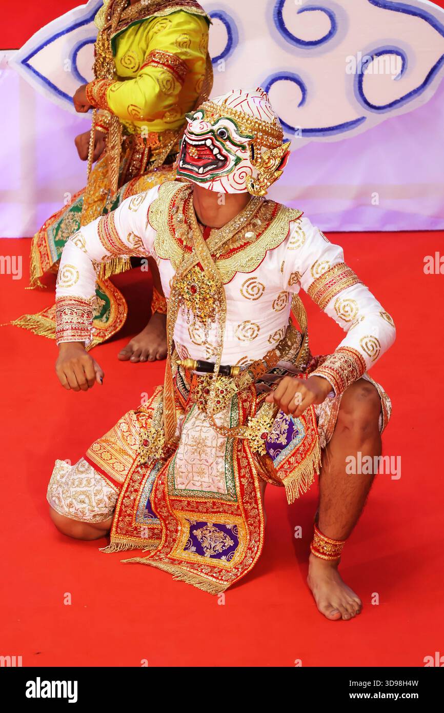 La position emblématique du guerrier singe Hanuman dans Khon performance, fantastique drame de danse masquée traditionnelle thaïlandaise joué depuis le Royaume d'Ayutthaya Banque D'Images