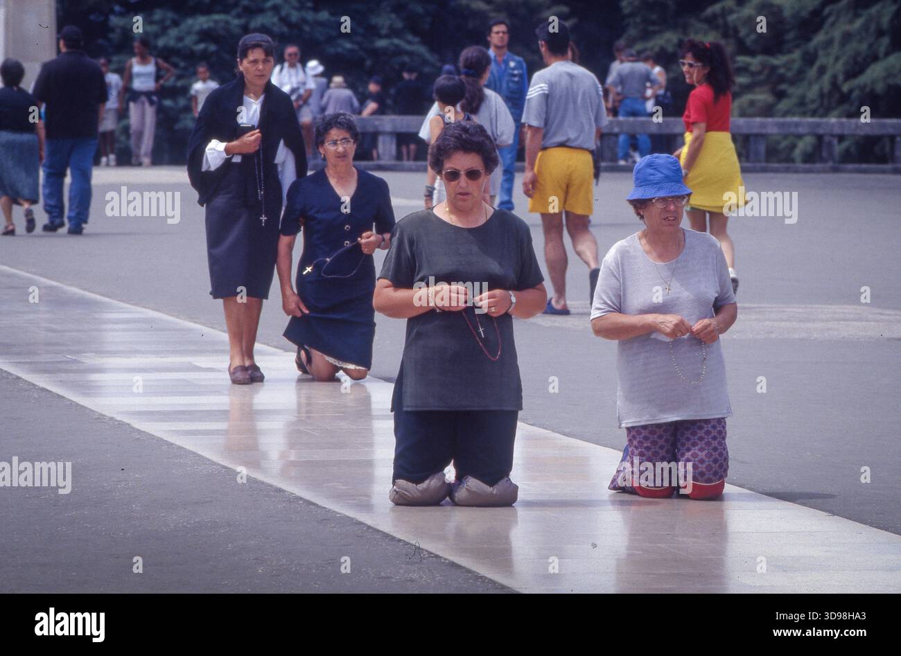 Portugal, les pèlerins rampent à genoux jusqu'à la basilique notre-Dame du Rosaire de Fatima, où la Vierge Marie est apparue à trois enfants bergers. Banque D'Images