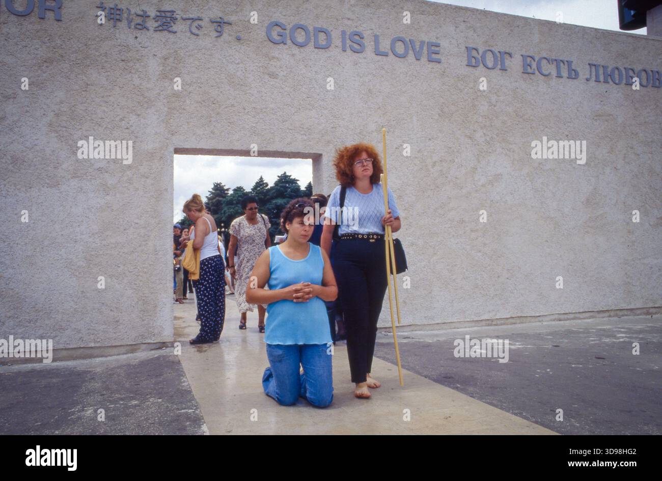 Portugal, les pèlerins rampent à genoux jusqu'à la basilique notre-Dame du Rosaire de Fatima, où la Vierge Marie est apparue à trois enfants bergers. Banque D'Images