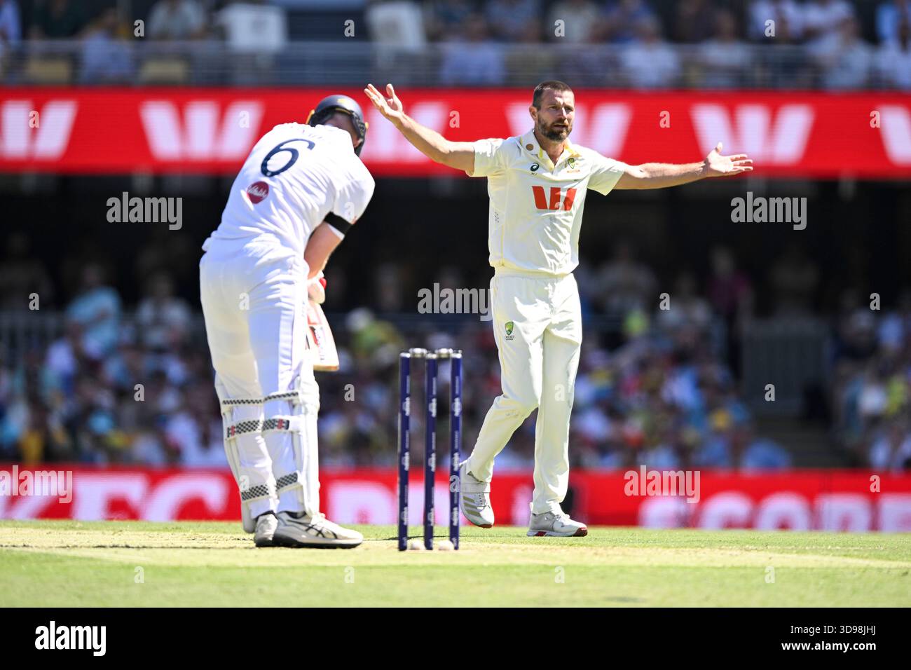 Gabba, Brisbane, Queensland, Australie. 4 décembre 2025. Ashes International test Cricket, Day One, Australia versus England ; Michael Neser d'Australie lance un appel pour un crédit lbw : action plus Sports/Alamy Live News Banque D'Images