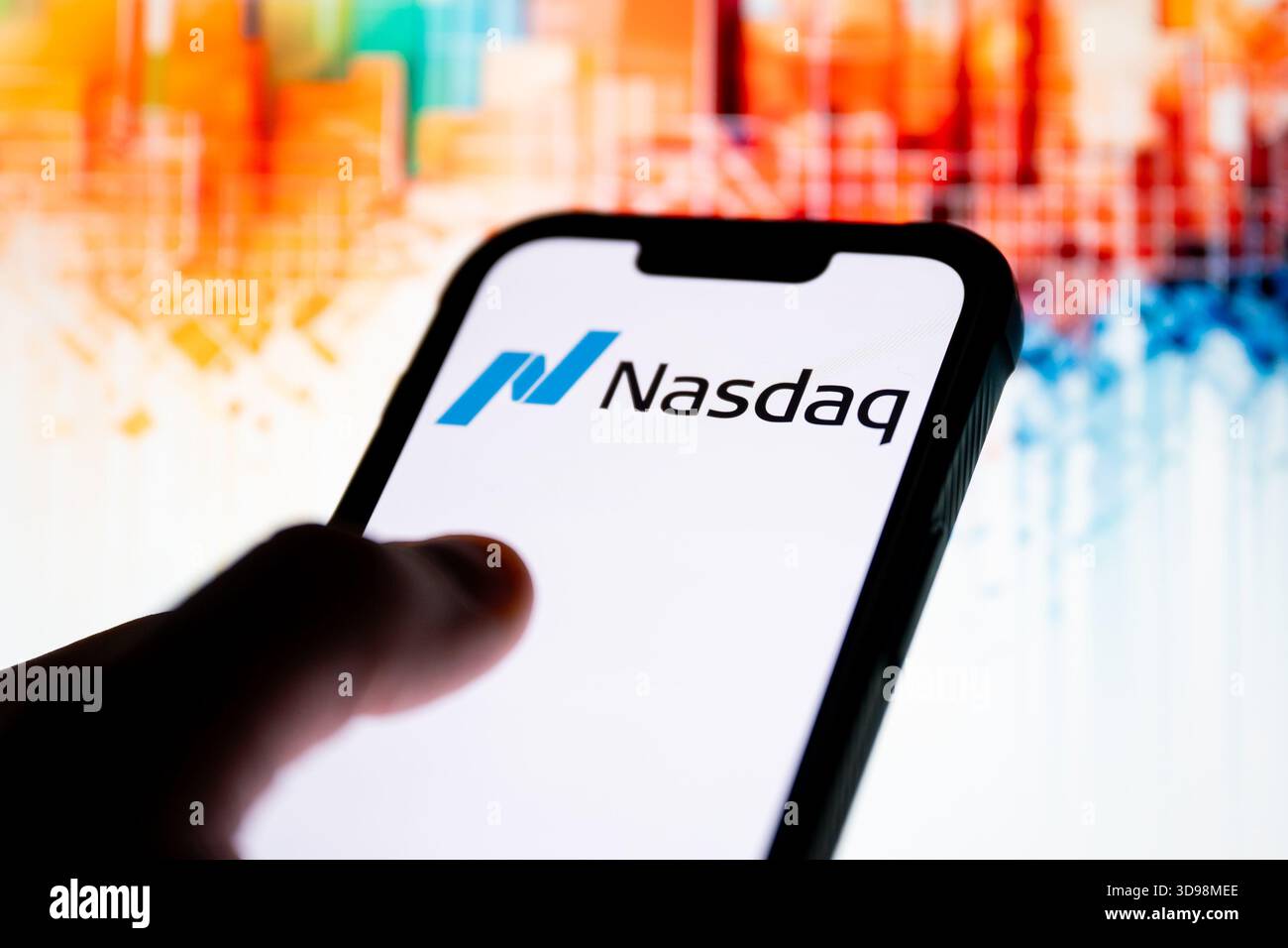 Dans cette illustration photo, un logo Nasdaq vu affiché sur un smartphone. Banque D'Images