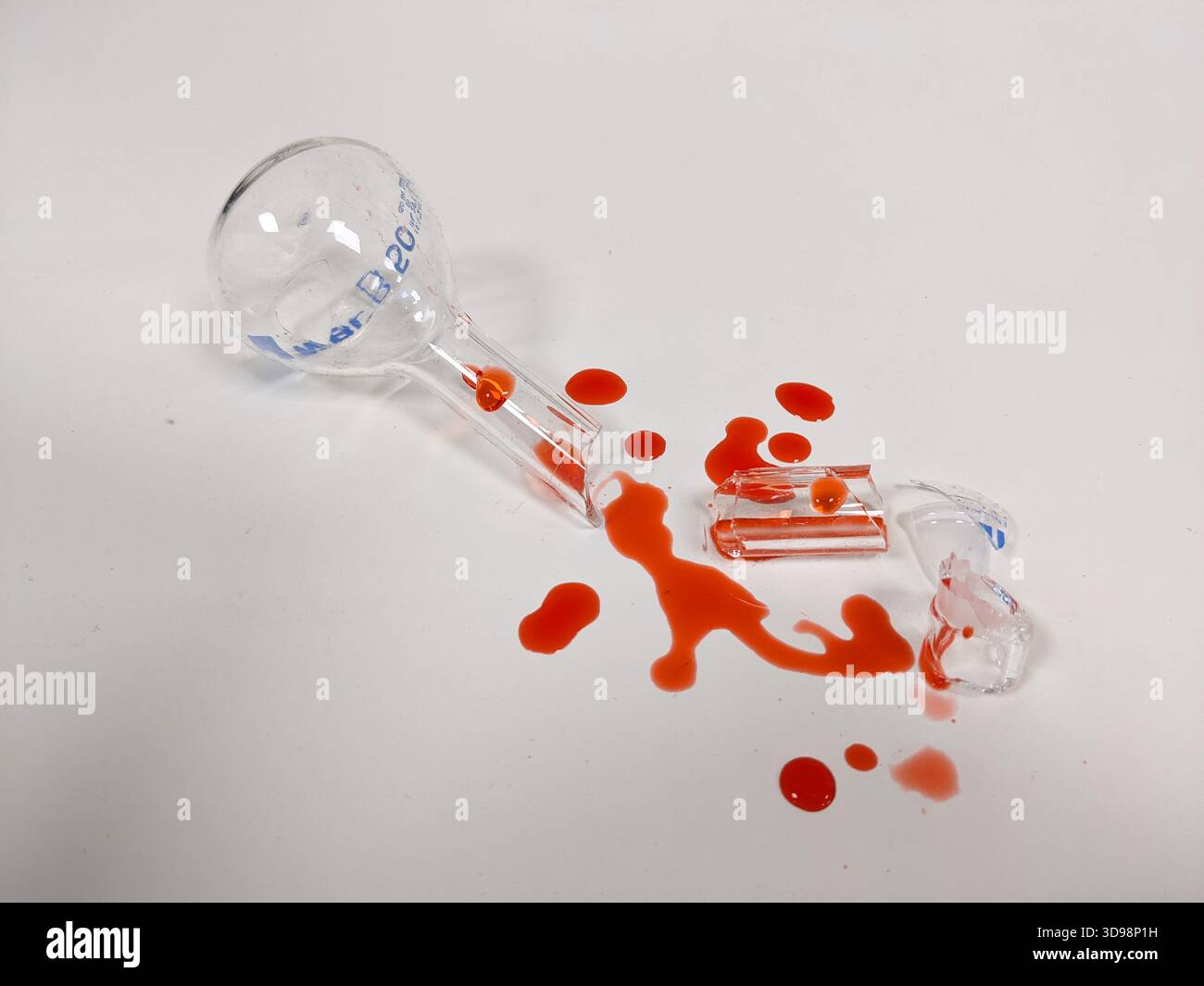 Un flacon brisé et un liquide renversé suggèrent qu'une expérience scientifique a mal tourné ou un accident de laboratoire Banque D'Images