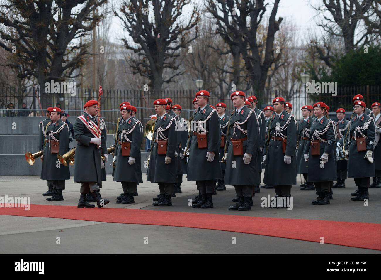 Vienne, Autriche. 4 décembre 2025. Visite d'État du premier ministre roumain Ilie Boloyan (PNL) à Vienne Banque D'Images