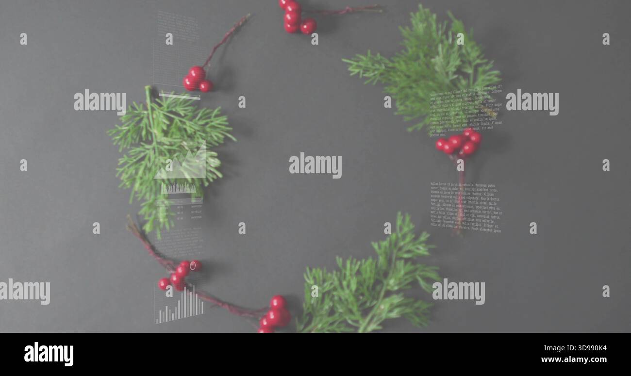 Affichant une couronne de brins de pin et des grappes de baies rouges brillantes sur une table gris foncé, avec des superpositions Banque D'Images