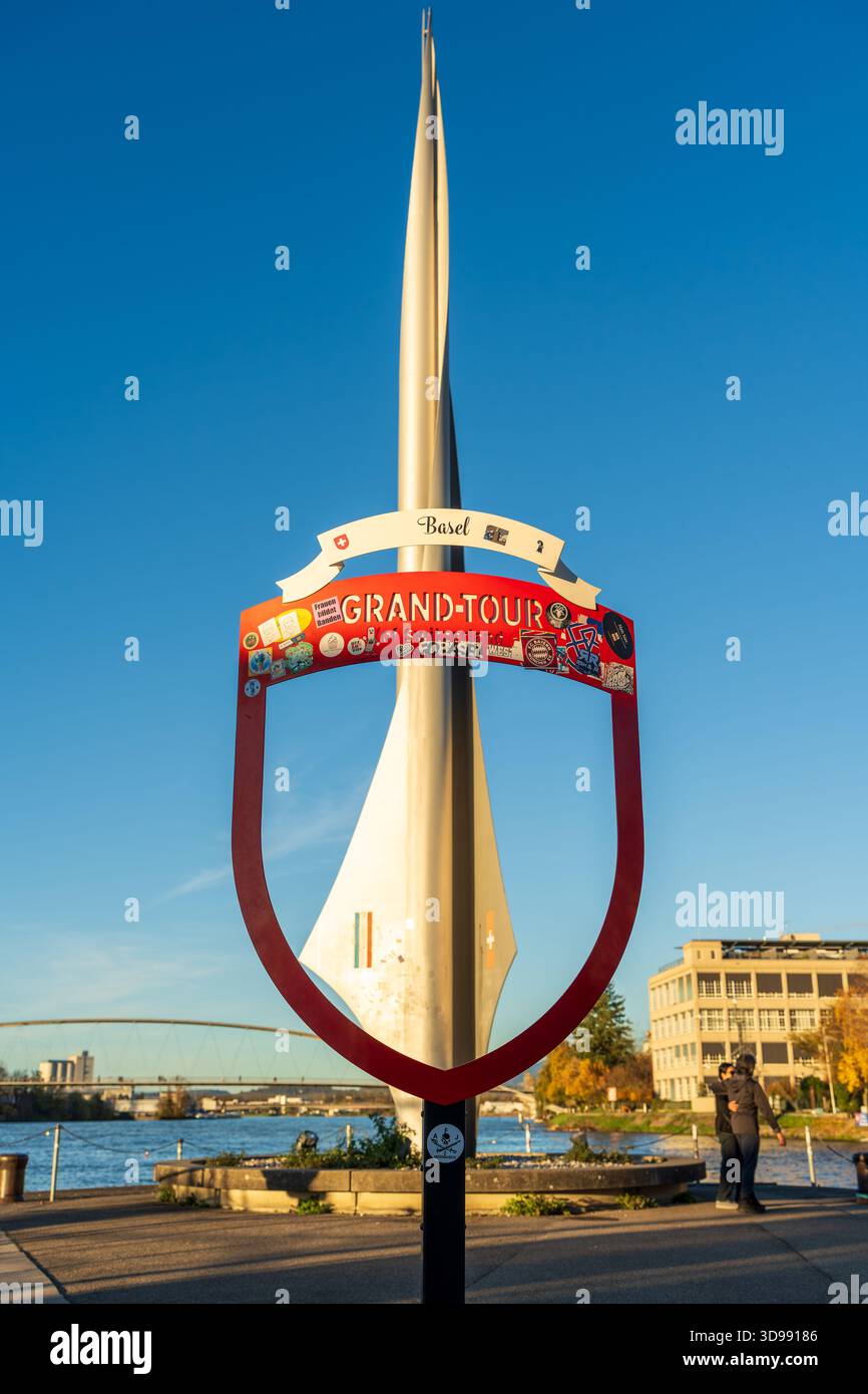 Bâle, Canton de Bâle-ville, Suisse - 03 novembre 2025 : monument du triangle frontalier Dreilaendereck et Rhin au coucher du soleil. Banque D'Images
