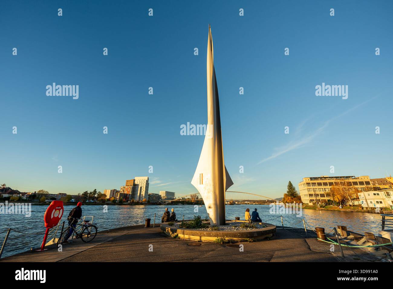 Bâle, Canton de Bâle-ville, Suisse - 03 novembre 2025 : monument du triangle frontalier Dreilaendereck et Rhin au coucher du soleil. Banque D'Images