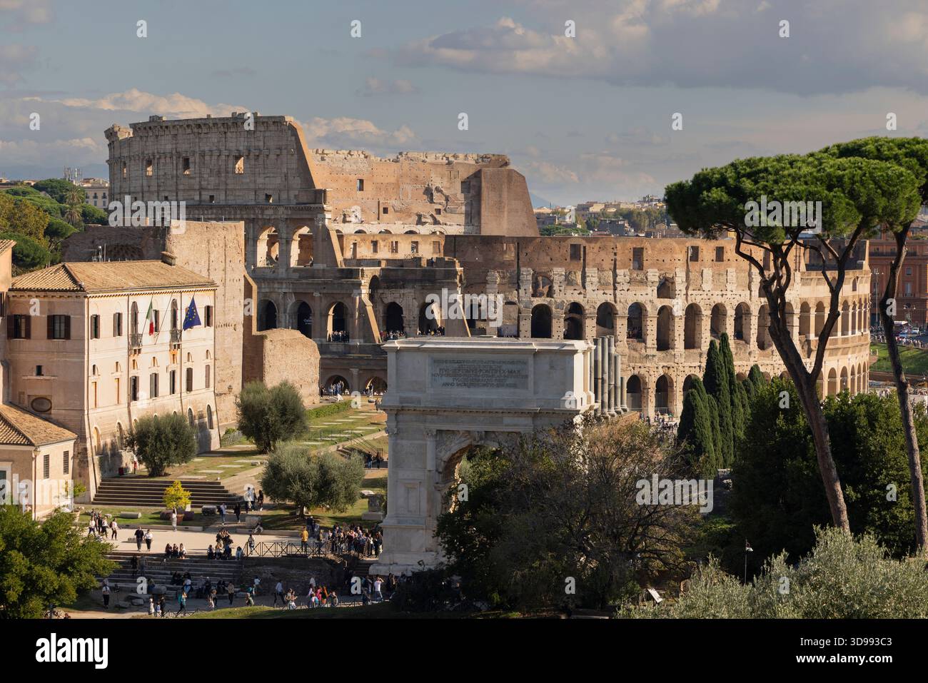 Une vue lointaine du Colisée (ou amphithéâtre Flavien) avec l'Arc de Titus au premier plan, Rome, Italie Banque D'Images