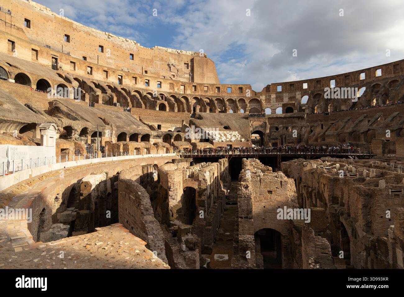 Vue de l'intérieur du Colisée ou amphithéâtre Flavien à Rome, Italie Banque D'Images
