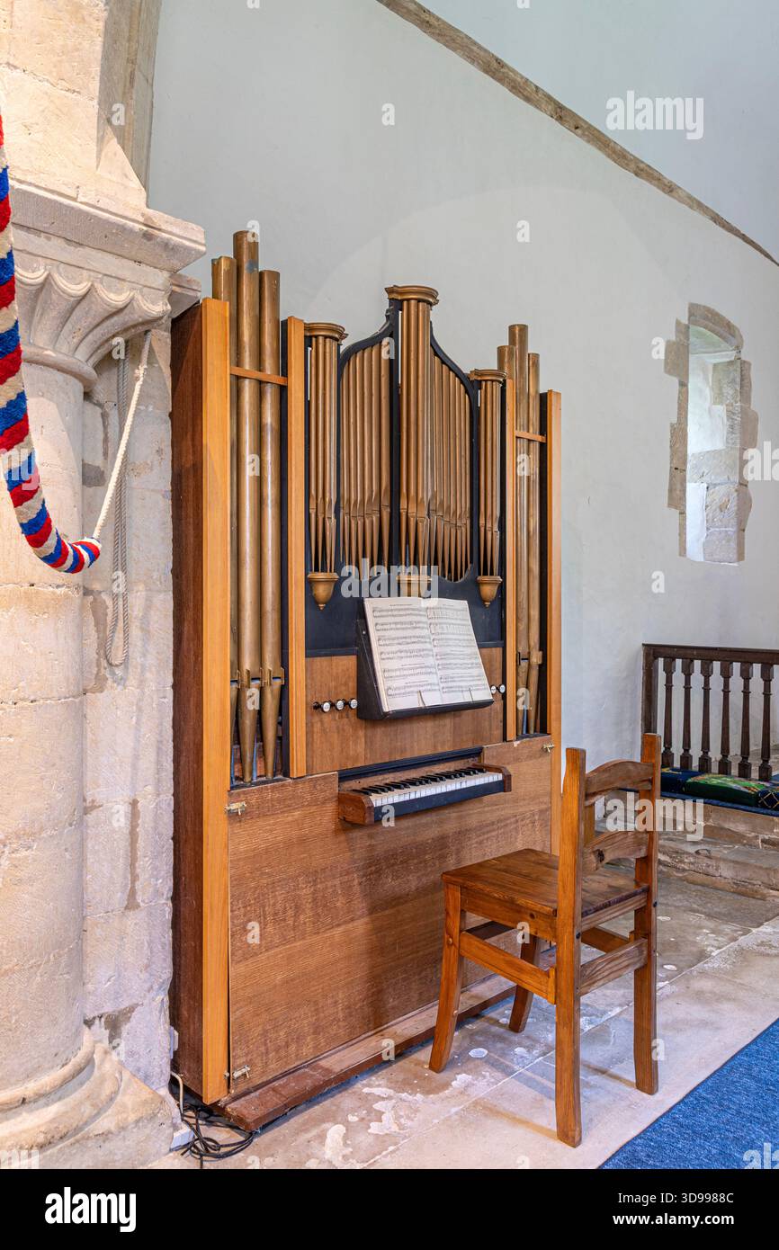 L'orgue TLittle dans la petite église normande St James the Great à Stoke Orchard, Gloucestershire, Angleterre Banque D'Images