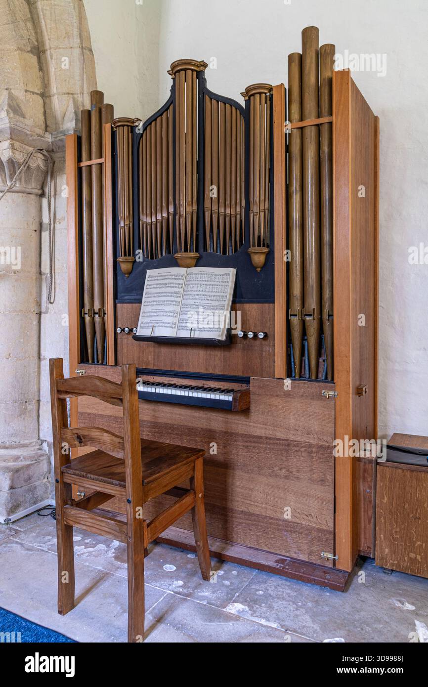 Le petit orgue à pipe dans la petite église normande St James the Great à Stoke Orchard, Gloucestershire, Angleterre Banque D'Images