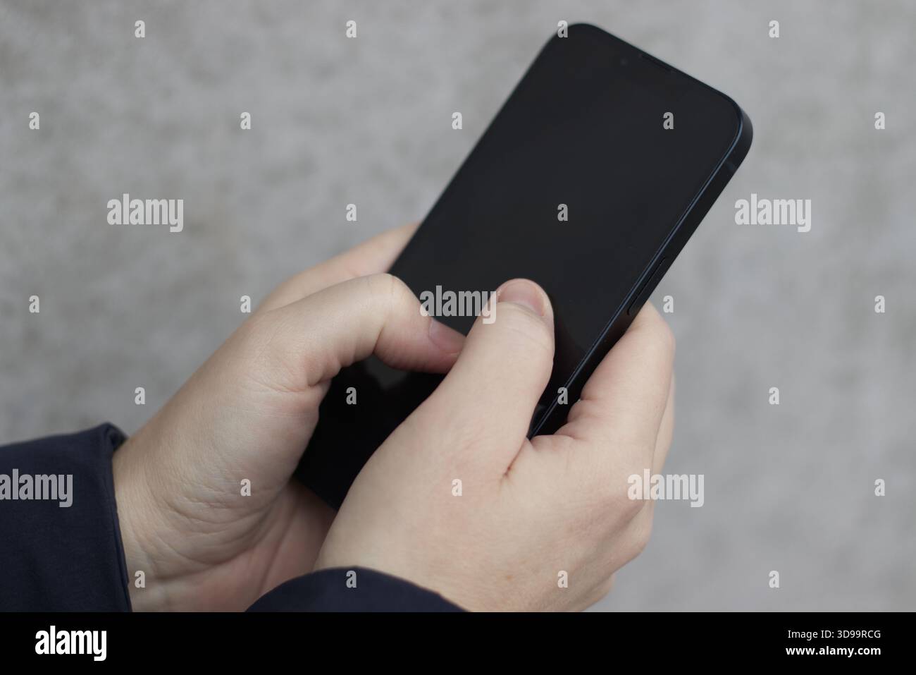 Mains féminines tenant un smartphone noir Banque D'Images