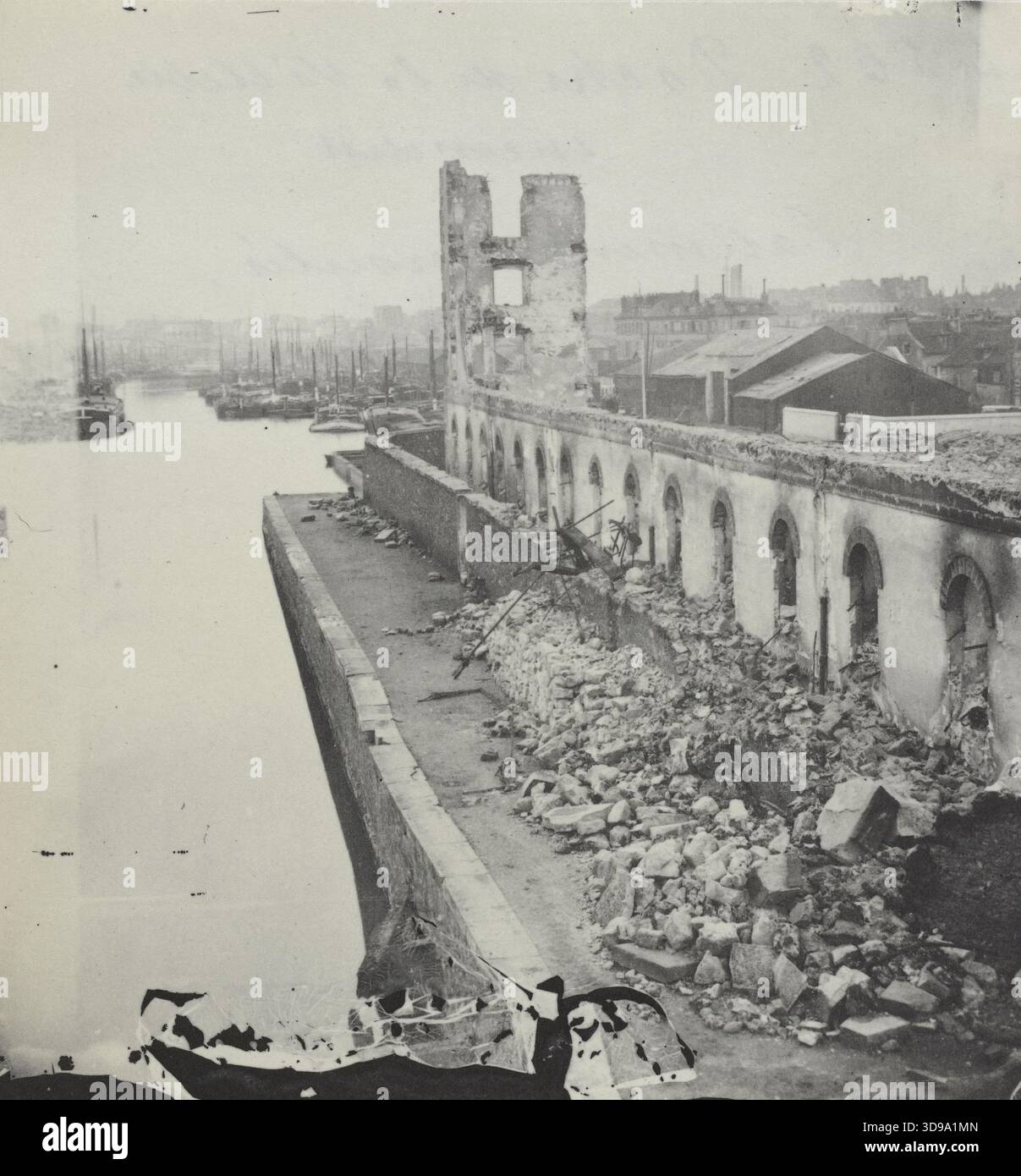 Les quais de la Villette, incendiés pendant la commune, se sont effondrés des bâtiments, 19ème arrondissement, Paris. Blancard, Hippolyte, photographe, entre le 28 mai 1871 et 1871, photographie, Arts graphiques, photographie, tirage platine, dimensions - oeuvre : hauteur : 9,7 cm, largeur : 9,2 Banque D'Images