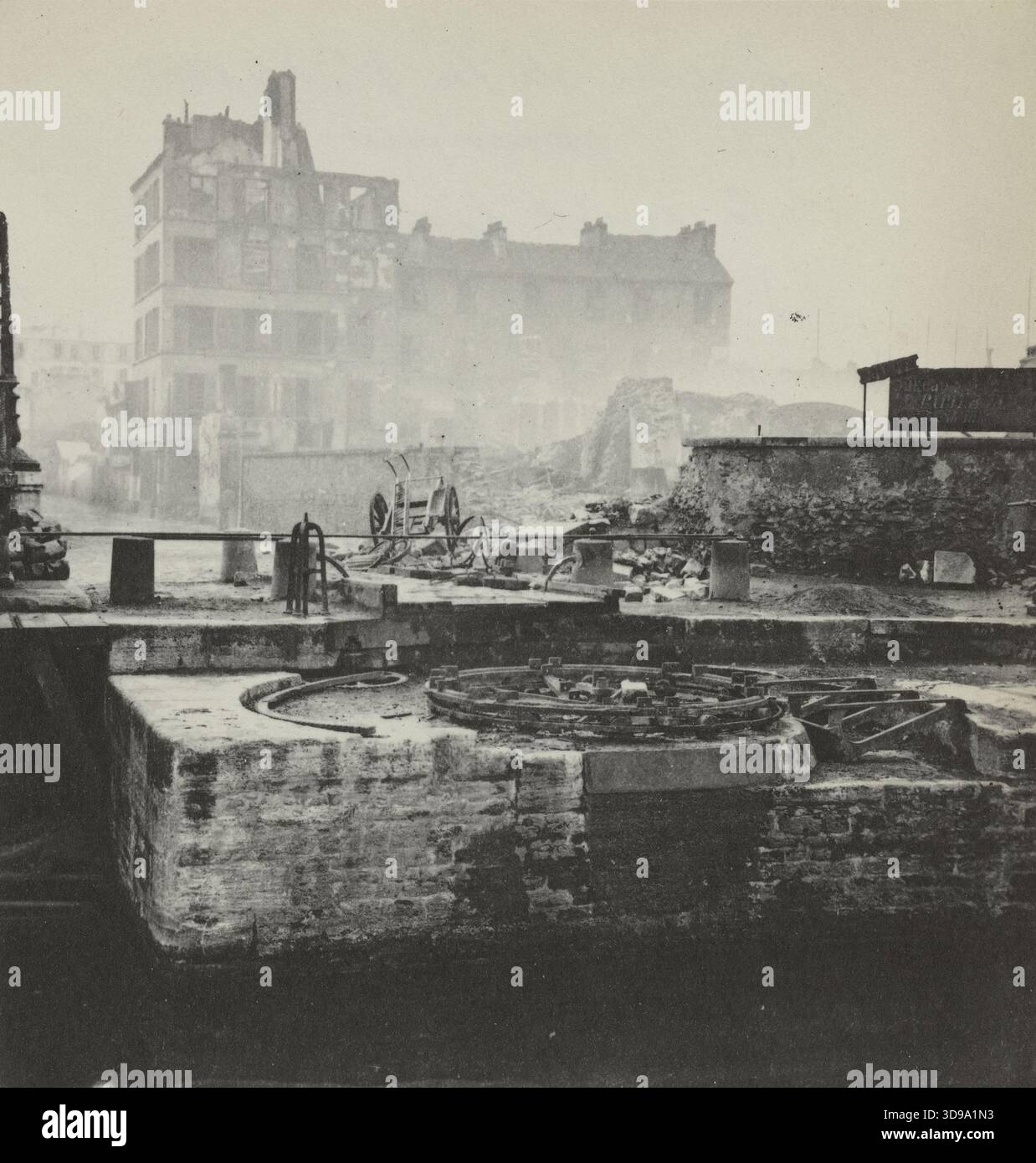 Les quais de la Villette, incendiés pendant la commune, le pont tournant, 19ème arrondissement, Paris. Blancard, Hippolyte, photographe, entre le 28 mai 1871 et 1871, photographie, Arts graphiques, photographie, tirage platine, dimensions - oeuvre : hauteur : 9,6 cm, largeur : 8,8 Banque D'Images