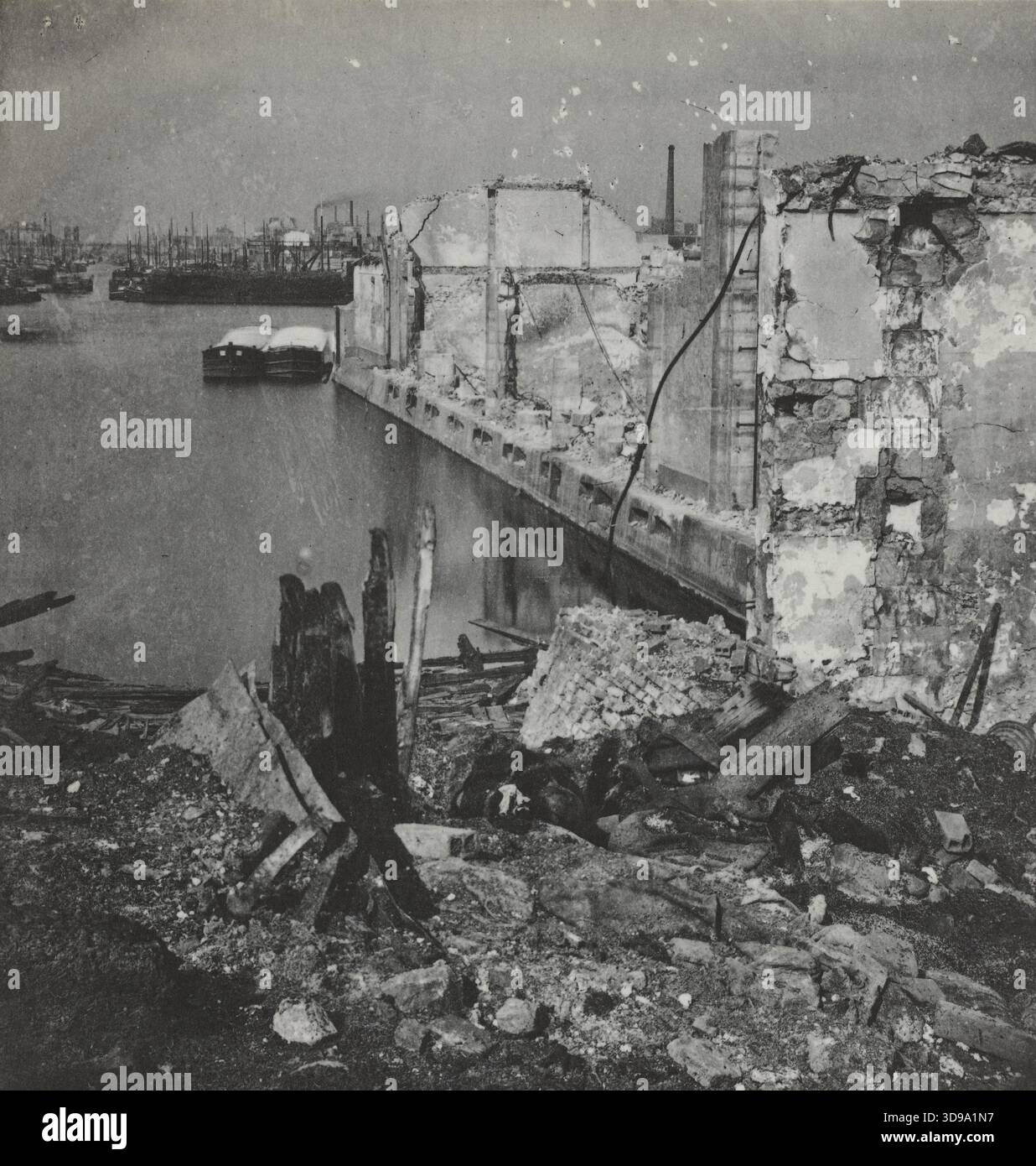 Les quais de la Villette, incendiés pendant la commune, 19ème arrondissement, Paris. Blancard, Hippolyte, photographe, entre le 28 mai 1871 et 1871, photographie, Arts graphiques, photographie, tirage platine, dimensions - oeuvre : hauteur : 8,3 cm, largeur : 8,5 Banque D'Images