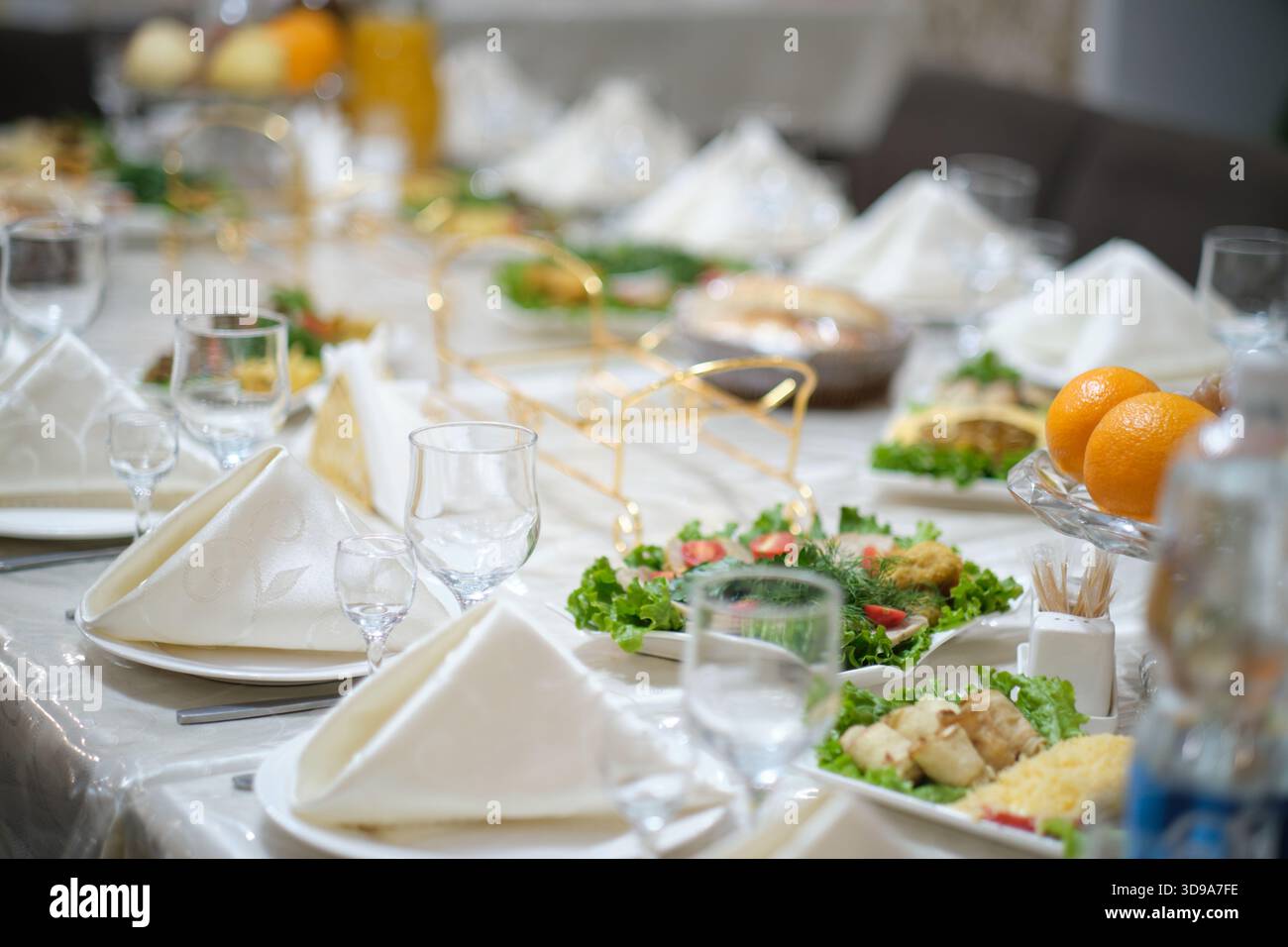 Table de mariage avec couverts et nourriture sur la table Banque D'Images