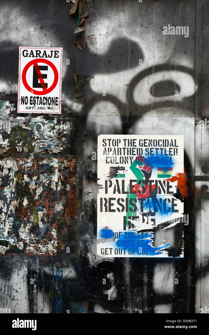 La Paz, Bolivie, 4 décembre 2025 : détail d'une affiche soutenant la résistance palestinienne sur une porte de garage en métal avec un panneau 'No parking' dans le centre de la Paz. L'affiche exige également la fin des colonies de colons israéliennes supposées (se référant peut-être à la théorie du complot du Plan Andinia qui allègue des plans pour établir un État juif dans certaines parties de l'Argentine et du Chili). Banque D'Images