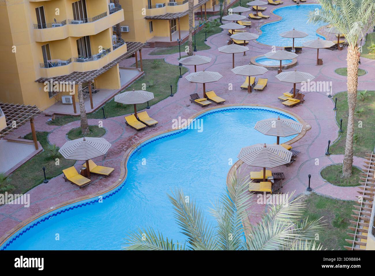 Vue aérienne des piscines et des chaises longues du complexe le 1er octobre 2023 à Hurghada, Egypte. Banque D'Images
