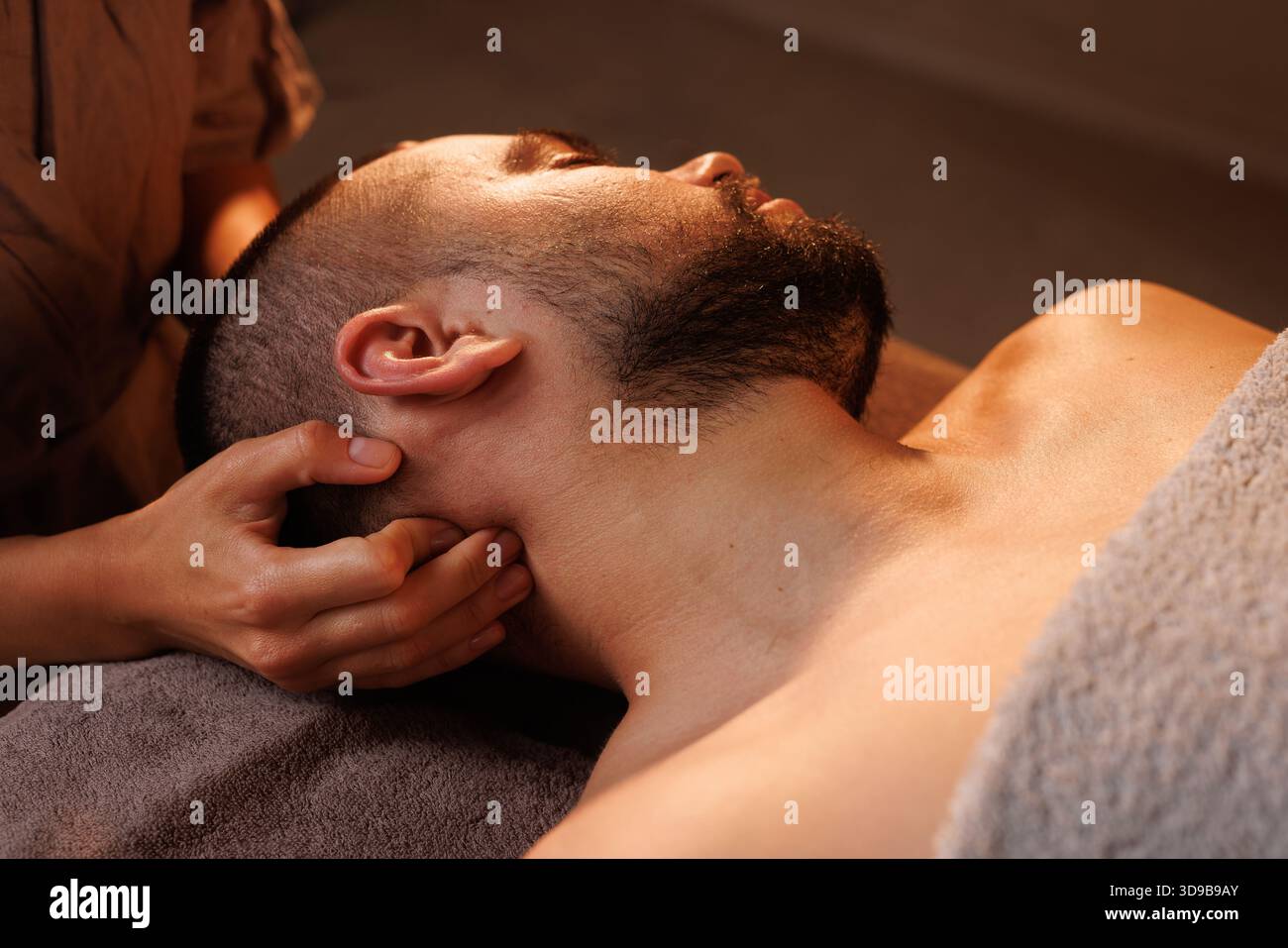 Homme recevant un massage professionnel du cou dans le salon de spa, concept de massage Banque D'Images
