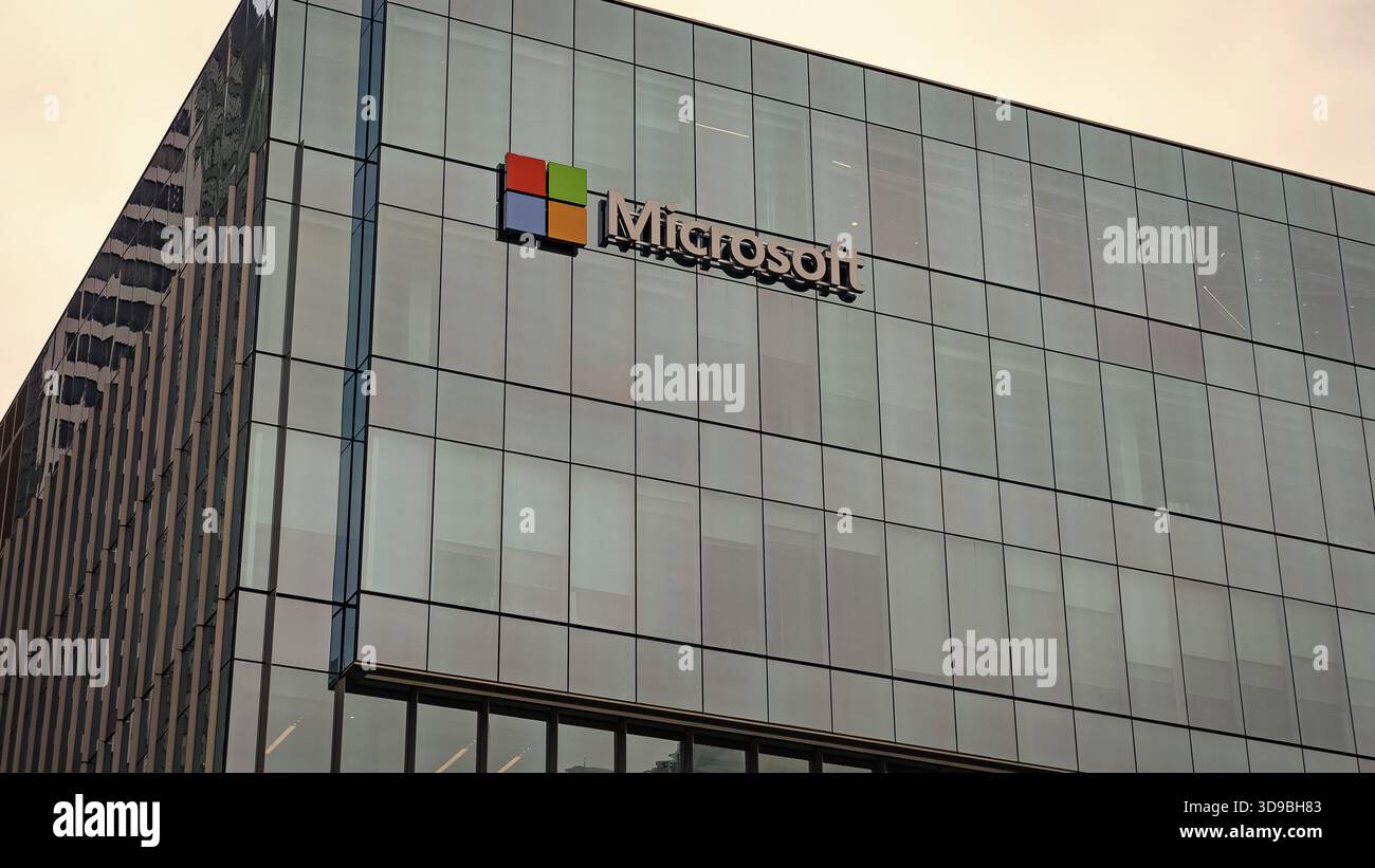 Vancouver, Canada - 29 mai 2019 : siège social de Microsoft avec logo. Logo Microsoft sur le bâtiment en verre. Immeuble de bureaux Microsoft avec logo signe Banque D'Images