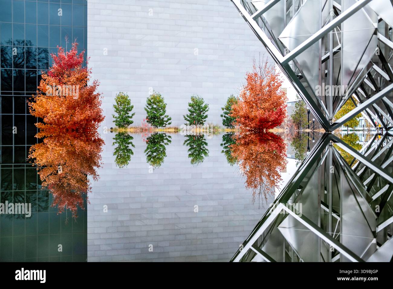 Musée national de l'air et de l'espace sculpture Washington DC // WASHINGTON DC — Delta Solar est une sculpture cinétique en acier inoxydable de 27 pieds (8,23 m) de haut réalisée par l'artiste vénézuélien Alejandro Otero au Musée national de l'air et de l'espace. Dédiée le 29 juin 1977, comme cadeau du bicentenaire du Venezuela, l'œuvre de 15 200 livres (6 895 kg) incarne la diplomatie culturelle de la guerre froide. Ses « voiles » triangulaires rotatives répondent au vent, alliant technologie moderne et culte du soleil ancien. Positionnée dans un bassin réfléchissant, la sculpture met en valeur visuellement son mouvement cinétique et son symbolisme solaire. C'est un exemple significatif de kine Banque D'Images