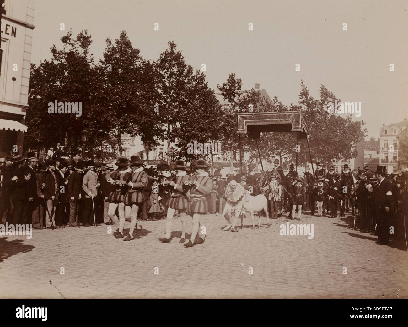 Une foule regarde un groupe de musiciens jouer de la flûte dans la rue, suivi d'un clown et d'un personnage sous un auvent. Photo Club de Paris, photographe, XIXe-XXe siècle, photographie, Arts graphiques, photographie, tirage argenté gélatiné, dimensions de l'image : hauteur : 8,4 cm, largeur : 11,4 cm, dimensions de la marge : hauteur : 8,6 cm, largeur : 11,8 Banque D'Images