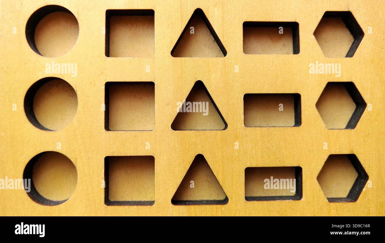 Panneau de puzzle de trieur de forme en bois avec découpes géométriques de cercle carré triangle rectangle hexagone pour l'éducation et la résolution de problèmes Banque D'Images