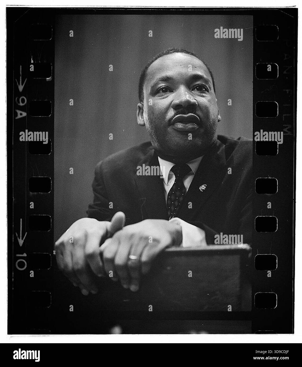 Photographie historique de Martin Luther King Jr. lors d'une conférence de presse, montrant un portrait rapproché de King appuyé sur un pupitre lors de remarques le 26 mars 1964. Banque D'Images