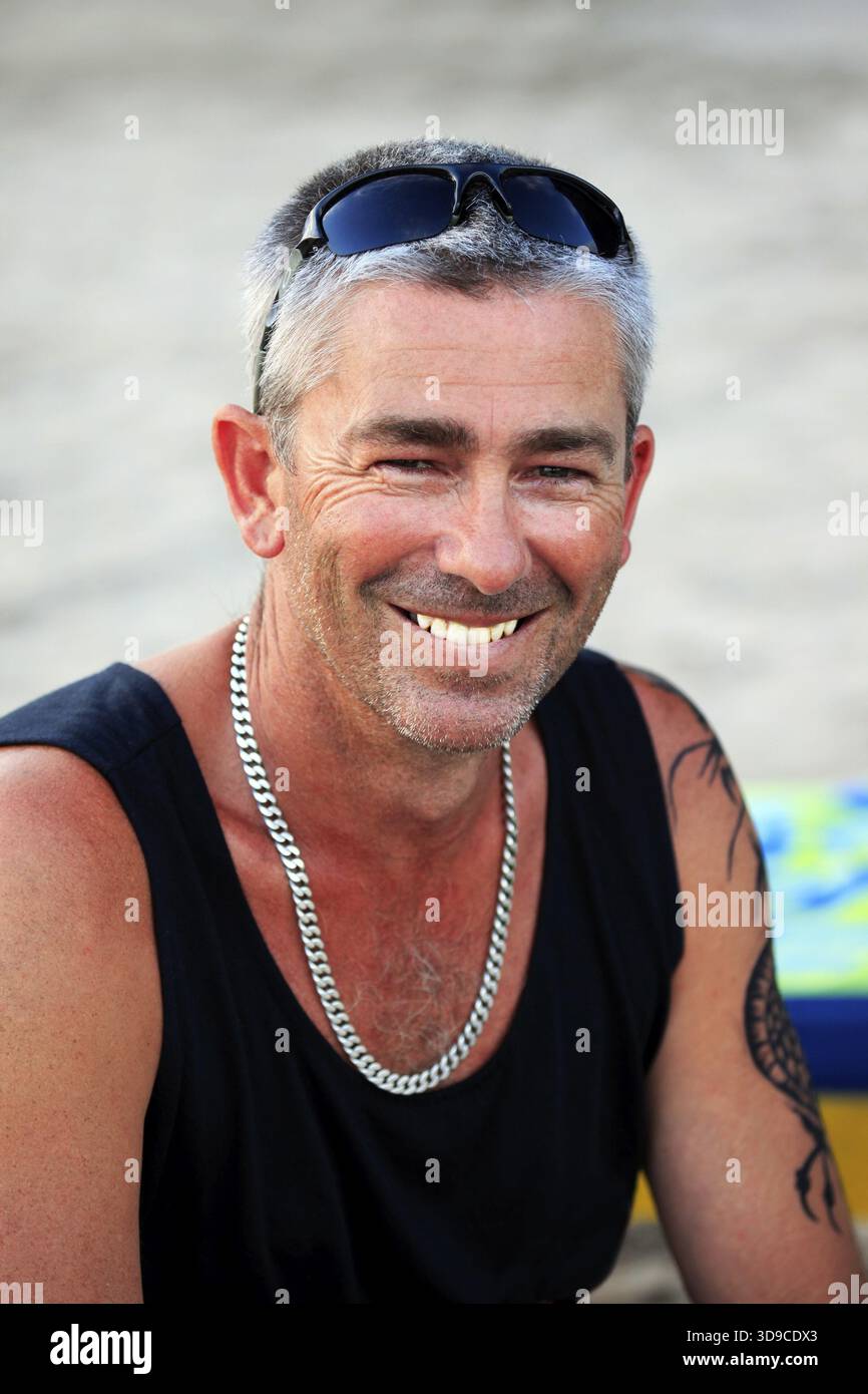 Portrait d'homme mi-adulte souriant vers la caméra. Prise de vue verticale Banque D'Images