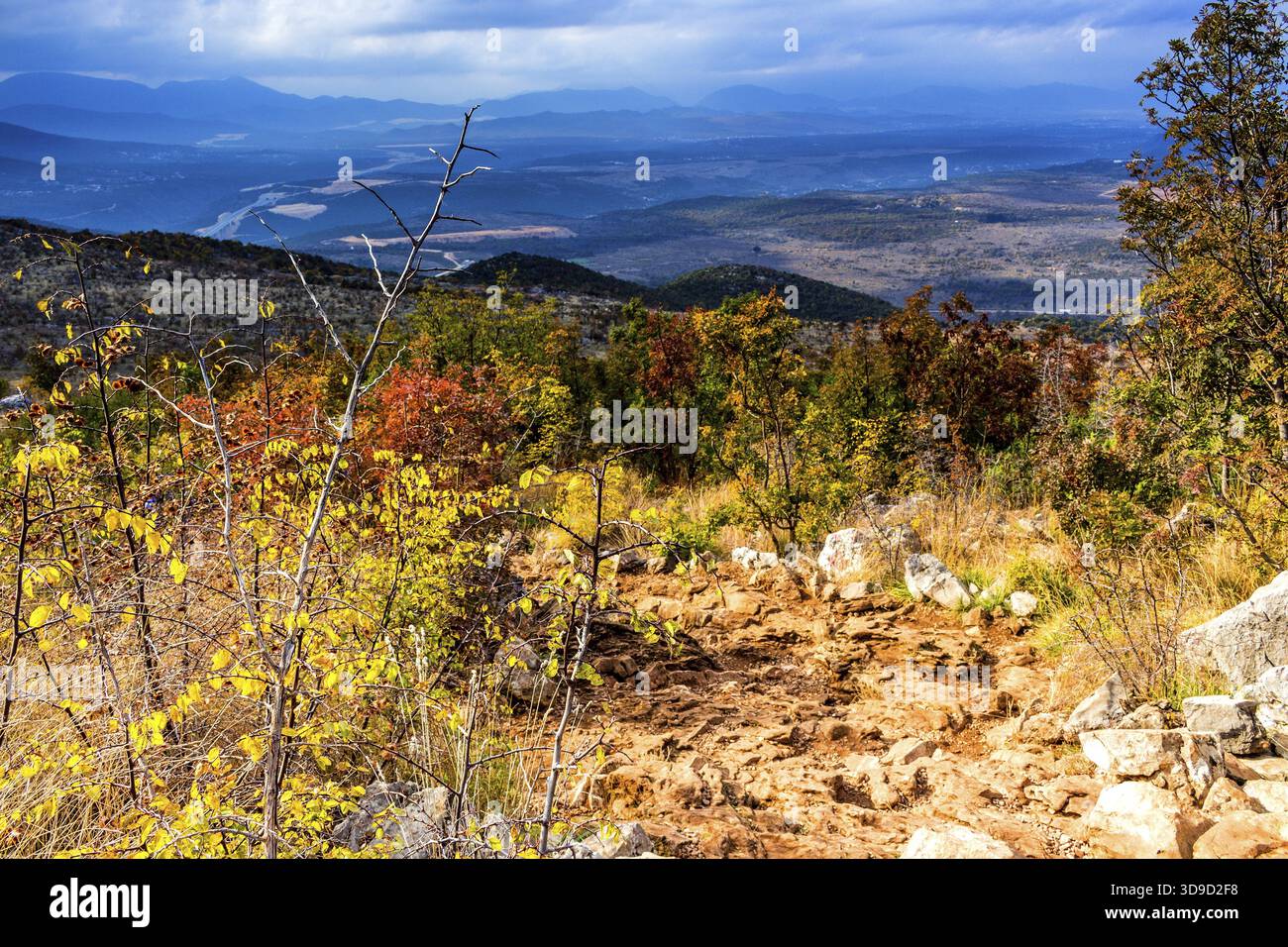 Voir l'automne de la Croix (Krizevac) Mountain à Medjugorje en Bosnie Erzegovina ed : arbres brunâtre, mauvaises herbes vertes, orange et des feuilles jaunes et gris roc Banque D'Images