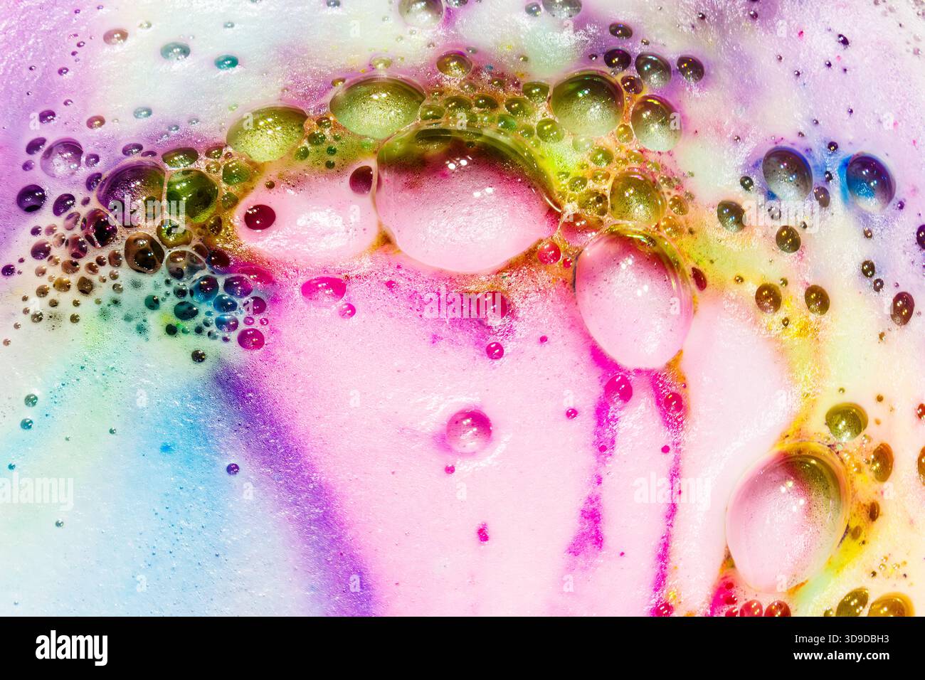 Couleurs liquides tourbillonnantes et formations de bulles se mélangeant dans un motif abstrait semblable à un croissant, onirique. Banque D'Images