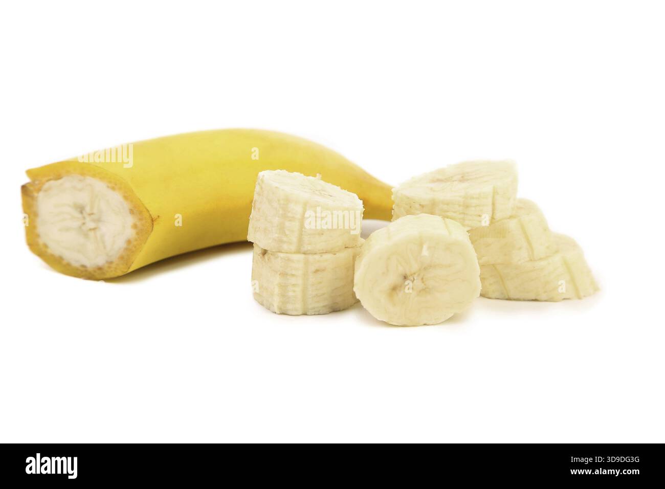 La moitié de la banane et des tranches. Fond blanc Banque D'Images