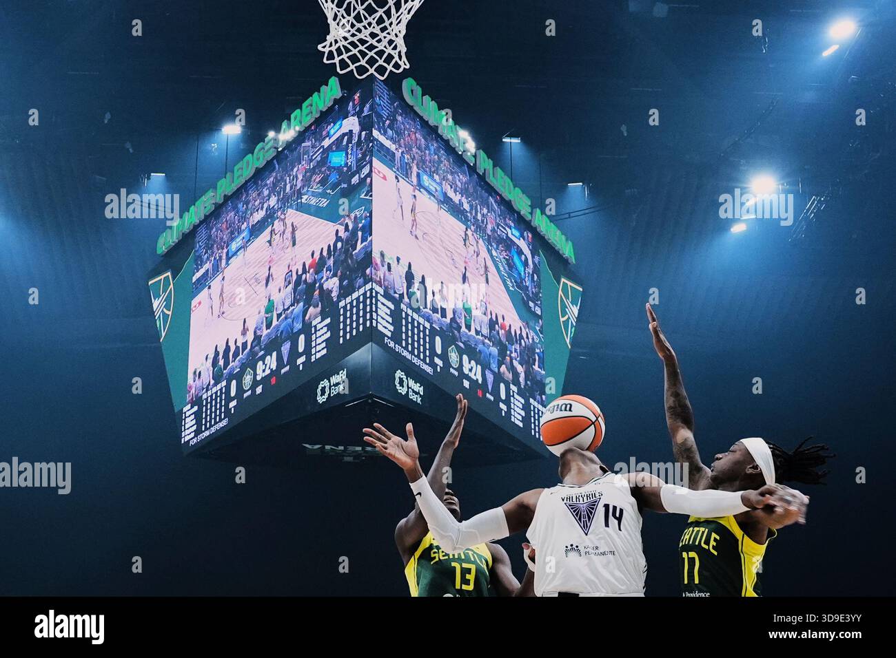 Golden State Valkyries center Temi Fagbenle (14) loses the ball against Seattle Storm forward Ezi Magbegor (13) and guard Erica Wheeler, right, during the first half of a WNBA basketball game, July 16, 2025, in Seattle. (AP Photo/Lindsey Wasson, File) Banque D'Images