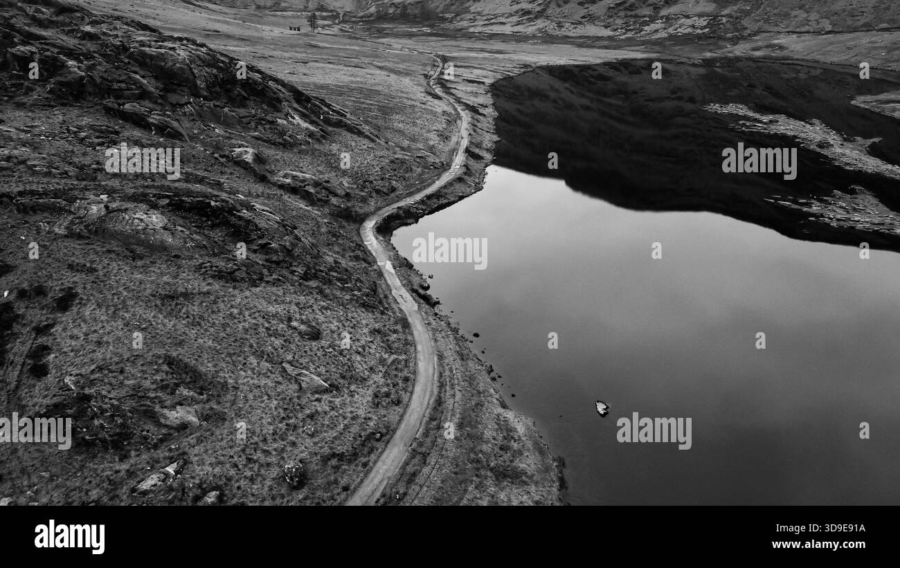 Vue aérienne de Llyn Cwmorthin avec piste sinueuse au bord de l'eau Banque D'Images