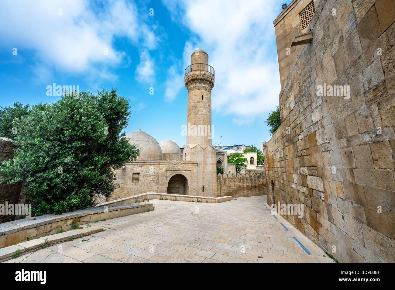 Vue large de la mosquée du palais Shirvanshah à Bakou Azerbaïdjan montrant les dômes et les arches du complexe historique sous un ciel bleu clair. Banque D'Images