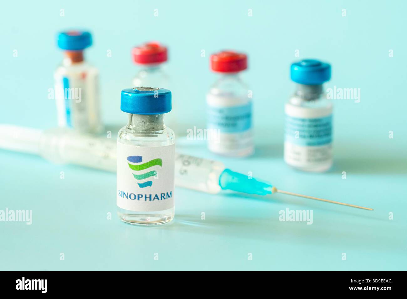 Flacon en verre avec logo Sinopharm, société pharmaceutique chinoise. 18 janvier 2021, Barnaul, Russie. Banque D'Images