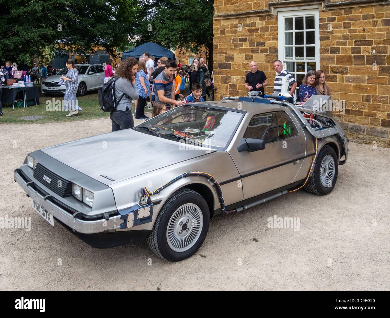 Une voiture DeLorean DMC-12 modifiée pour ressembler à celle des films Back to the future, lors d'un événement de voitures anciennes, Delapre Abbey, Northampton, Royaume-Uni Banque D'Images