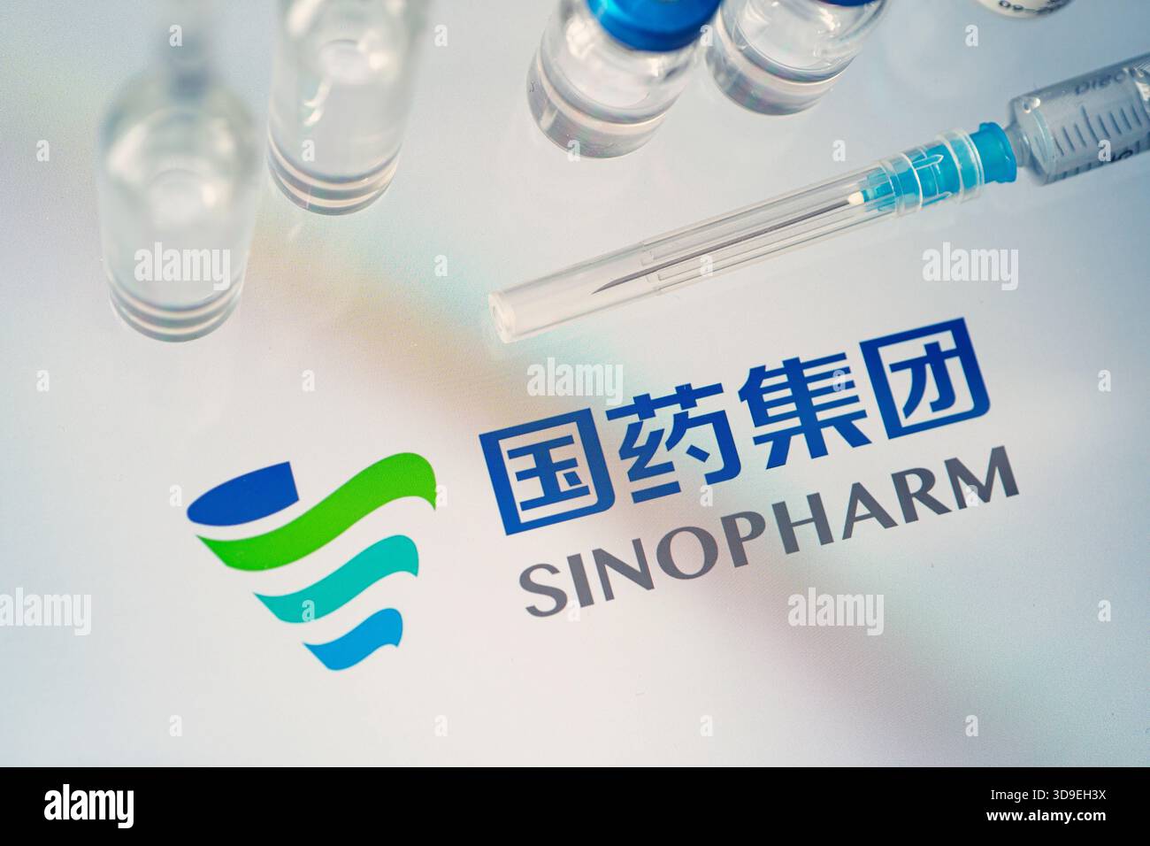Flacon en verre avec logo Sinopharm, société pharmaceutique chinoise. 18 janvier 2021, Barnaul, Russie. Banque D'Images