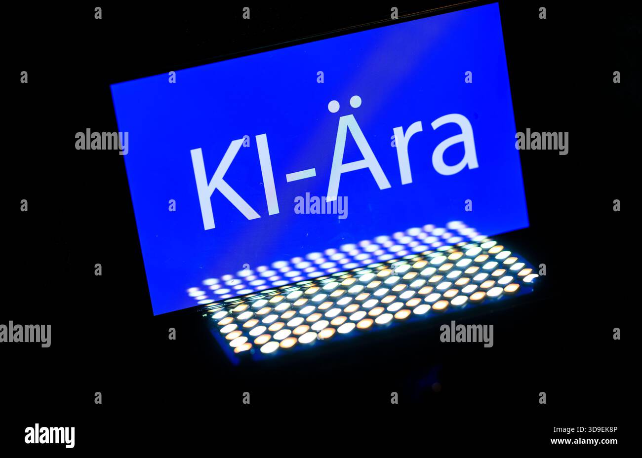 Dresde, Allemagne. 04th Dec, 2025. ILLUSTRATION - le mot « Ki-Ära » peut être vu sur un smartphone. Le mot de l'année est 'Ki-Ära', comme annoncé par la Société de langue allemande (GfdS). Chaque année, un jury d’experts sélectionne une liste de mots qui ont frappé une corde linguistique au cours d’une année donnée. Crédit : Robert Michael/dpa/Alamy Live News Banque D'Images