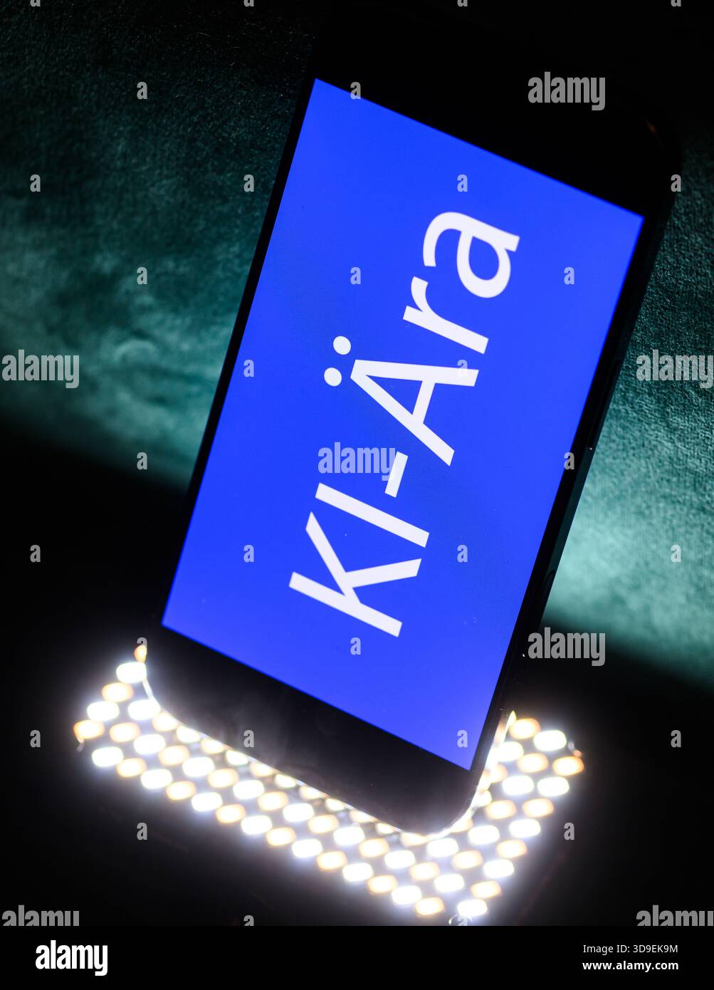 Dresde, Allemagne. 04th Dec, 2025. ILLUSTRATION - le mot « Ki-Ära » peut être vu sur un smartphone. Le mot de l'année est 'Ki-Ära', comme annoncé par la Société de langue allemande (GfdS). Chaque année, un jury d’experts sélectionne une liste de mots qui ont frappé une corde linguistique au cours d’une année donnée. Crédit : Robert Michael/dpa/Alamy Live News Banque D'Images