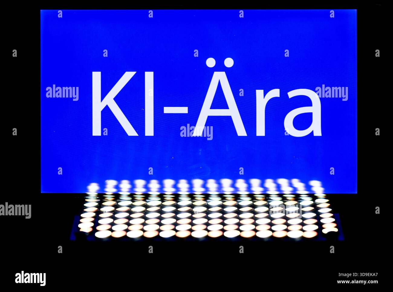 Dresde, Allemagne. 04th Dec, 2025. ILLUSTRATION - le mot « Ki-Ära » peut être vu sur un smartphone. Le mot de l'année est 'Ki-Ära', comme annoncé par la Société de langue allemande (GfdS). Chaque année, un jury d’experts sélectionne une liste de mots qui ont frappé une corde linguistique au cours d’une année donnée. Crédit : Robert Michael/dpa/Alamy Live News Banque D'Images