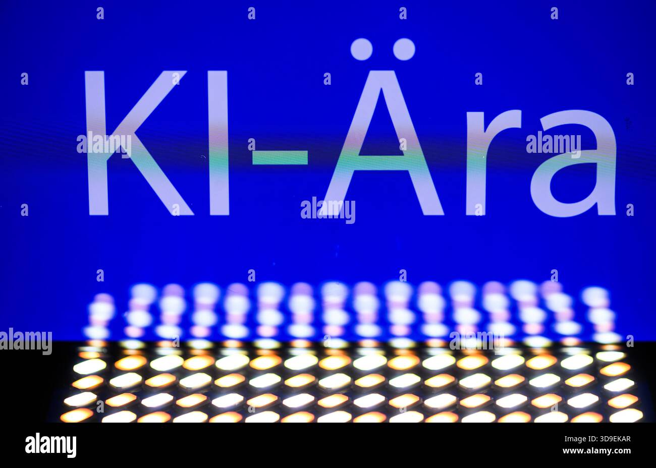 Dresde, Allemagne. 04th Dec, 2025. ILLUSTRATION - le mot « Ki-Ära » peut être vu sur un smartphone. Le mot de l'année 2025 est 'Ki-Ära', comme annoncé par la Société de langue allemande (GfdS). Chaque année, un jury d’experts sélectionne une liste de mots qui ont frappé une corde linguistique au cours d’une année donnée. Crédit : Robert Michael/dpa/Alamy Live News Banque D'Images