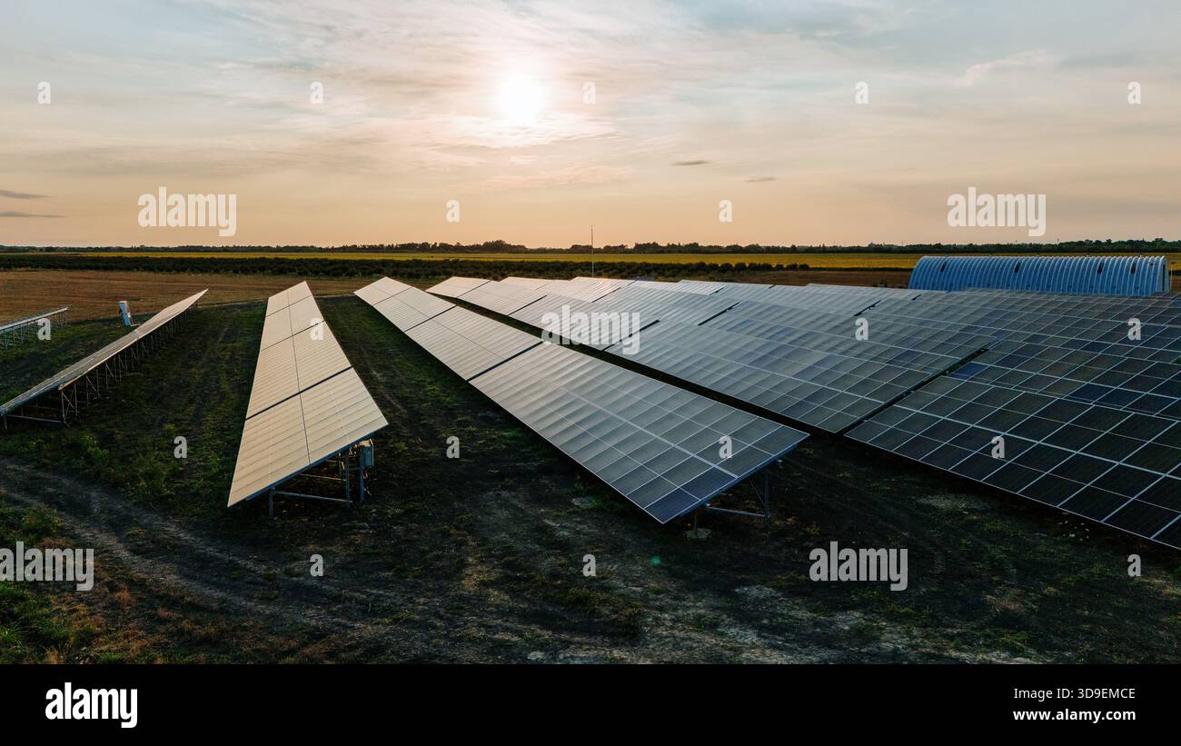 Vue aérienne des panneaux solaires, se prélasser sous la lumière dorée, s'étendent à travers le paysage, promettant un avenir durable, Belgrade, ville de Belgrade, Banque D'Images